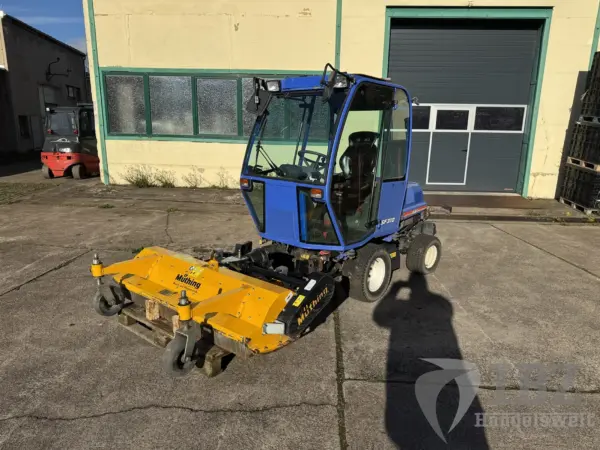 Iseki SF 310 Geräteträger mit Müthing Schlegelmulcher