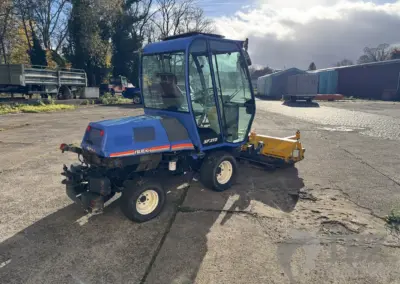 Iseki SF 310 Geräteträger mit Müthing Schlegelmulcher