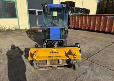 Iseki SF 310 Geräteträger mit Müthing Schlegelmulcher