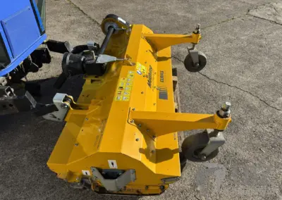 Iseki SF 310 Geräteträger mit Müthing Schlegelmulcher