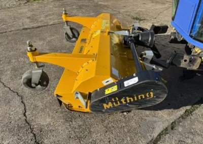 Iseki SF 310 Geräteträger mit Müthing Schlegelmulcher